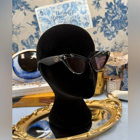 🆕 CAMILLA 🧿 NWOT Flutterby Sunglasses, Black Acetate & Dark Pink Lens - Picture 3 of 16